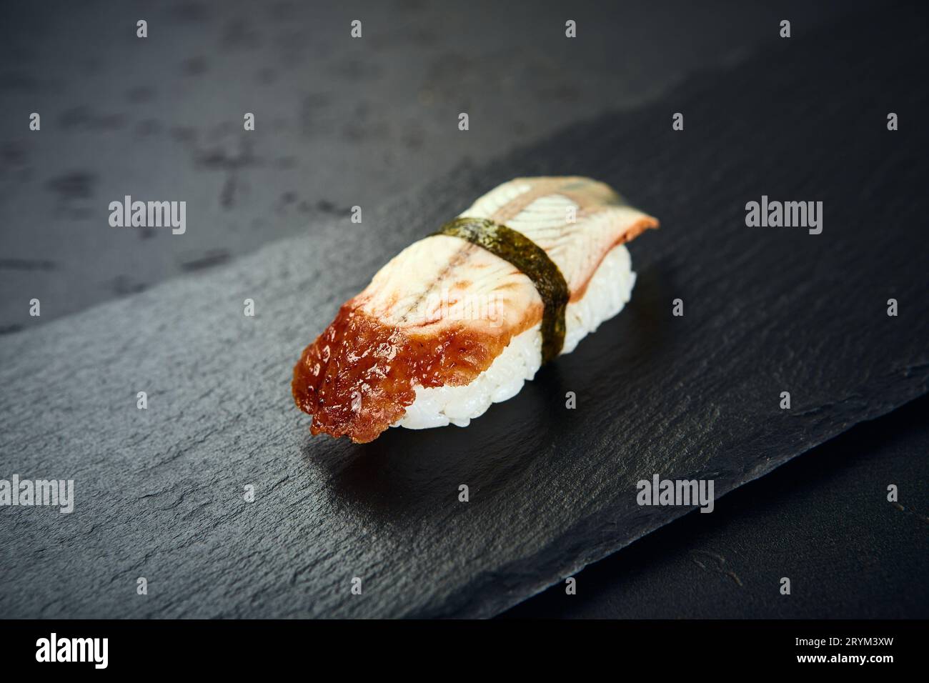 Nigiri Sushi mit Aal auf dunklem Hintergrund. Sushi-Menü. Japanisches Essen. Stockfoto