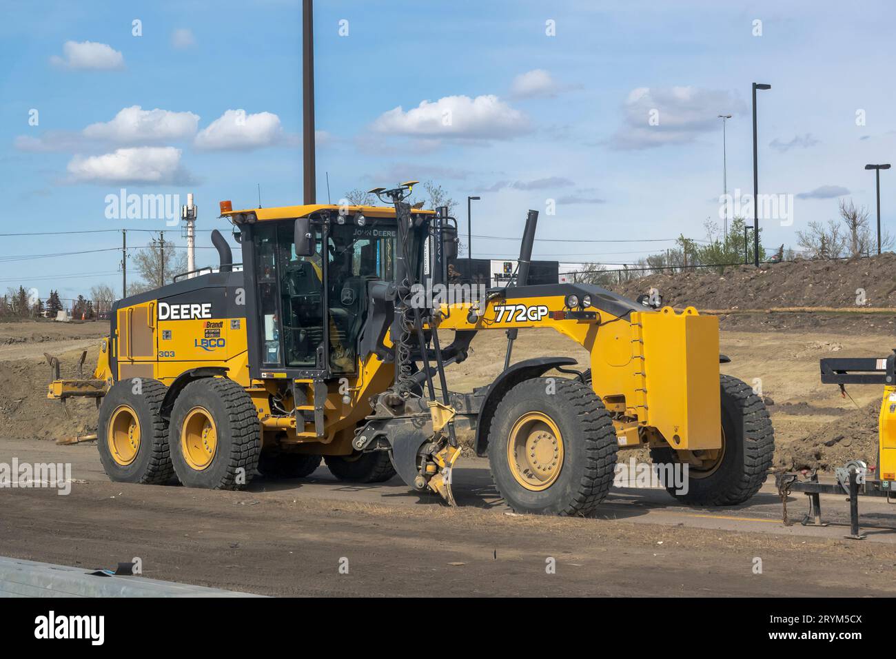 Calgary, Alberta, Kanada. 7. Mai 2023. Ein Motorgrader 772 GP auf einer Baustelle. Stockfoto