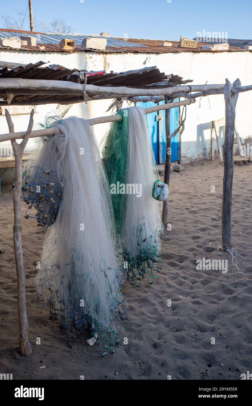 Das traditionelle Fischernetz hängt in der warmen Sonne am Strand des Dorfes Anakao in Madagaskar Stockfoto