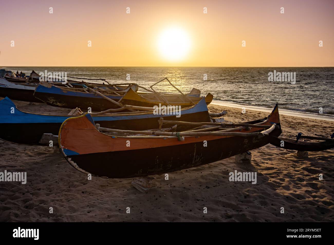 Leeres hölzernes Fischerboot am Strand von Anakao, wartet auf den nächsten Fang des Tages in Madagaskar Stockfoto