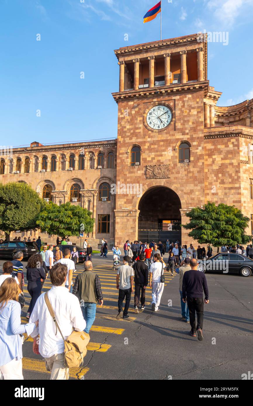 Fußgänger, die die Straße überqueren, Platz der Republik, Jerewan Stockfoto
