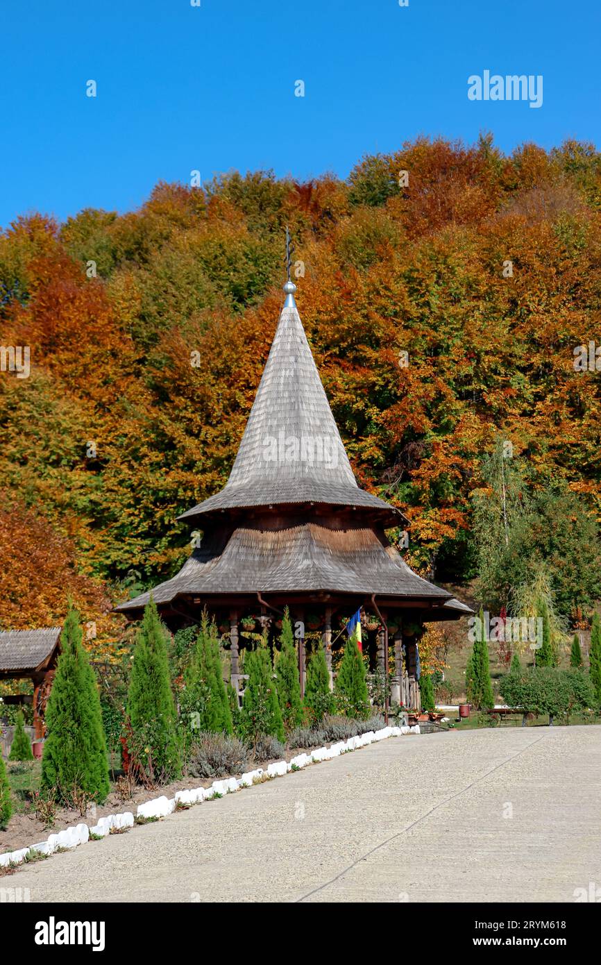 Das Kloster Bârsana, ein orthodoxes Holzkirchenkloster am Ende der Straße in der Gemeinde Bârsana, Komitat Maramureș Stockfoto