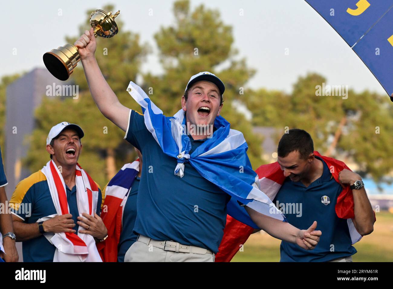 Roma, Italien. Oktober 2023. Robert MacIntyre aus Schottland hebt die Trophäe auf, als er mit seinem Team Europe den Sieg des Ryder Cup 2023 im Marco Simone Golf and Country Club in Rom (Italien) am 1. Oktober 2023 feiert. Quelle: Insidefoto di andrea staccioli/Alamy Live News Stockfoto