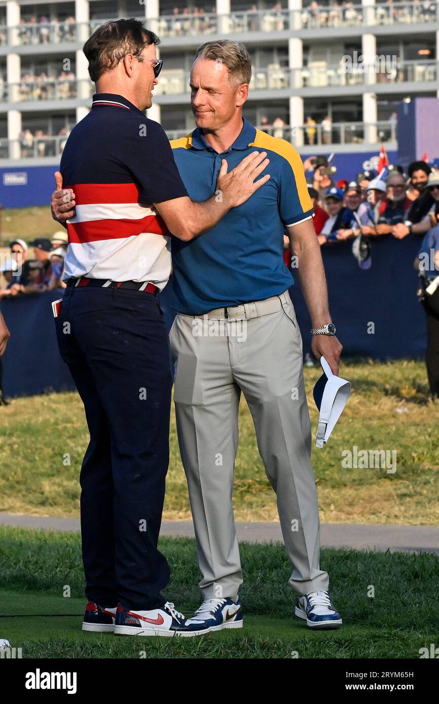 Roma, Italien. Oktober 2023. Team USA-Kapitän Zach Johnson und Team Eurppe-Kapitän Luke Donald grüßen sich beim Ryder Cup 2023 im Marco Simone Golf and Country Club in Rom (Italien), 1. Oktober 2023. Quelle: Insidefoto di andrea staccioli/Alamy Live News Stockfoto