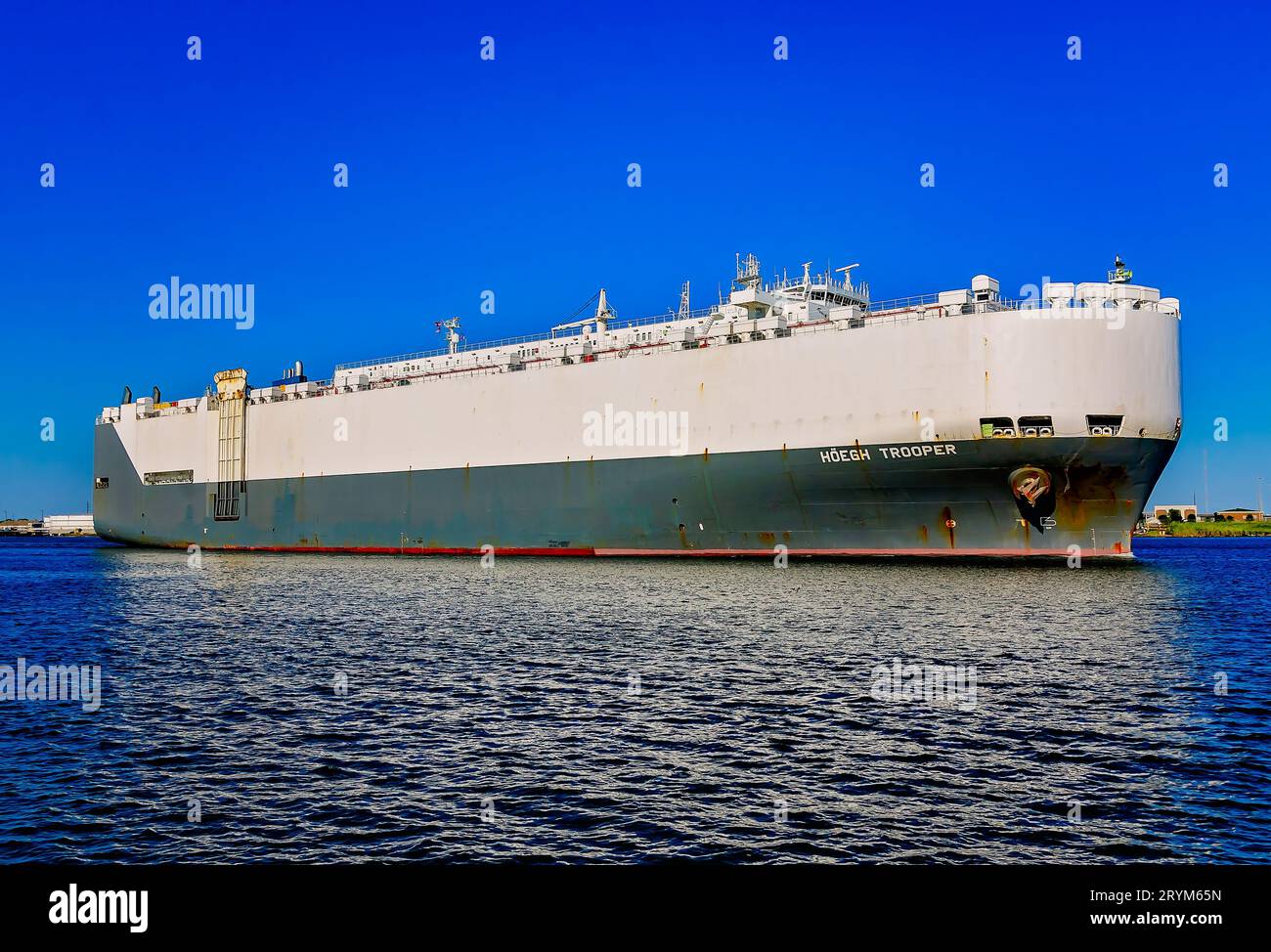Der Transporteur Höegh Trooper verlässt den Hafen von Mobile am 30. September 2023 in Mobile, Alabama. Das Schiff gehört zur Höegh Autoliners Flotte. Stockfoto