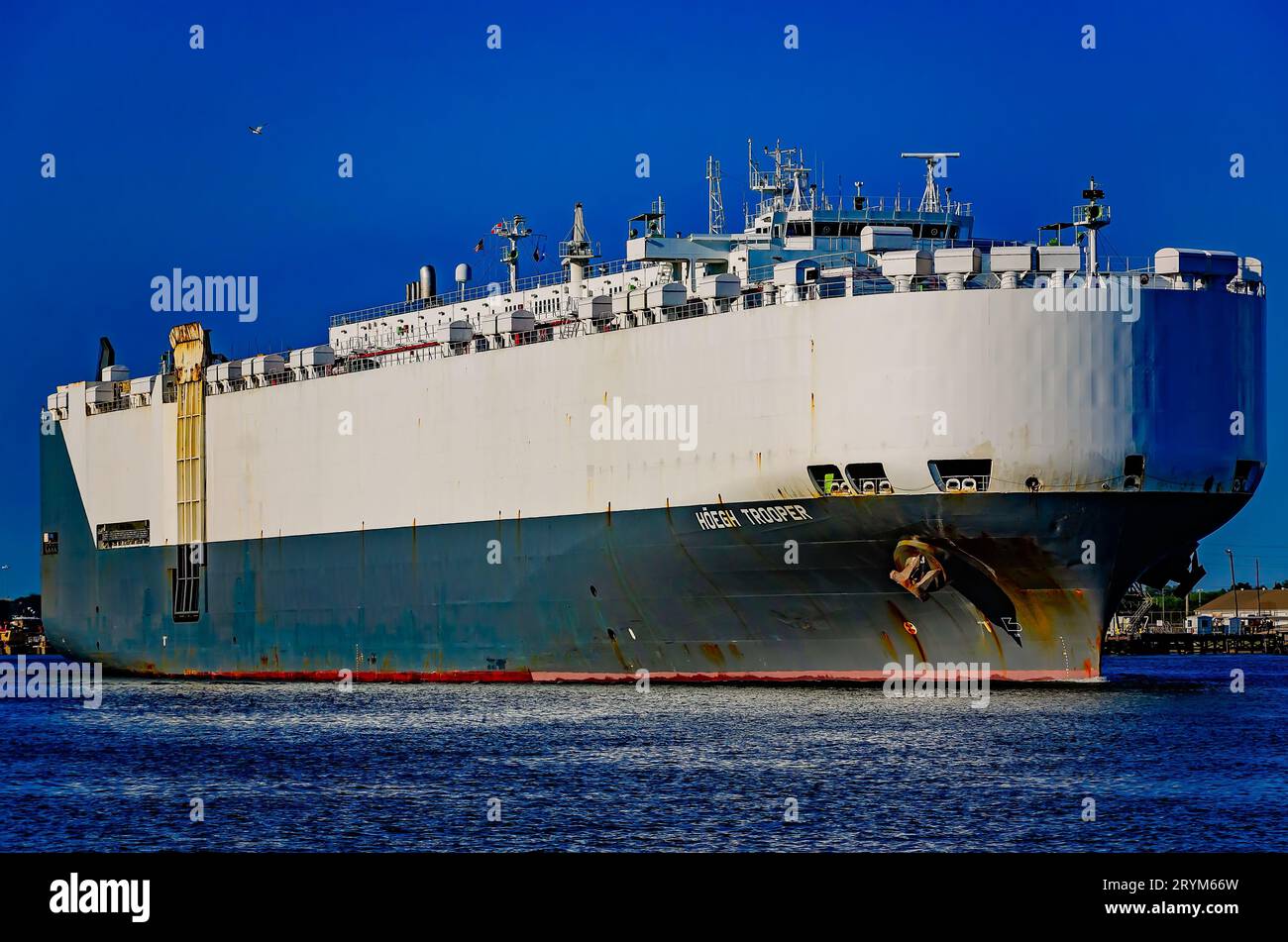 Der Transporteur Höegh Trooper verlässt den Hafen von Mobile am 30. September 2023 in Mobile, Alabama. Das Schiff gehört zur Höegh Autoliners Flotte. Stockfoto