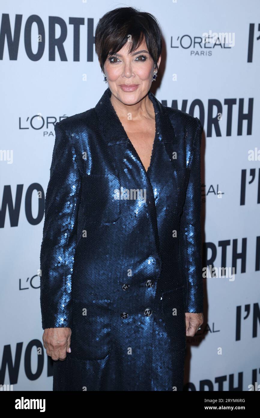 Kris Jenner nimmt an der „Le Défilé L'Oréal Paris - Walk Your Worth“-Show im Rahmen der Pariser Fashion Week am 1. Oktober 2023 im Eiffelturm in Paris, Frankreich, Teil. Foto von Jerome Dominé/ABACAPRESS.COM Credit: Abaca Press/Alamy Live News Stockfoto