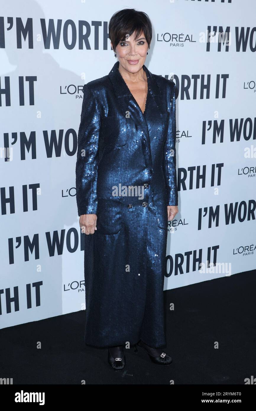 Kris Jenner nimmt an der „Le Défilé L'Oréal Paris - Walk Your Worth“-Show im Rahmen der Pariser Fashion Week am 1. Oktober 2023 im Eiffelturm in Paris, Frankreich, Teil. Foto von Jerome Dominé/ABACAPRESS.COM Credit: Abaca Press/Alamy Live News Stockfoto