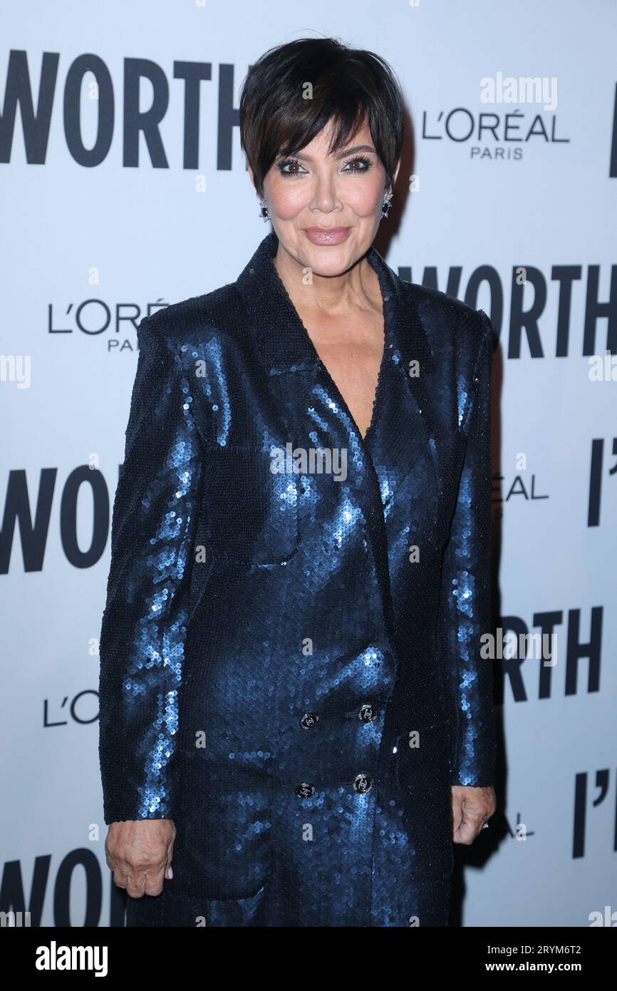 Kris Jenner nimmt an der „Le Défilé L'Oréal Paris - Walk Your Worth“-Show im Rahmen der Pariser Fashion Week am 1. Oktober 2023 im Eiffelturm in Paris, Frankreich, Teil. Foto von Jerome Dominé/ABACAPRESS.COM Credit: Abaca Press/Alamy Live News Stockfoto