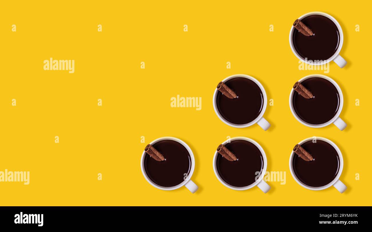 Muster heiße Schokoladentassen mit Zimt. Wärmendes Winter- oder Herbstgetränk-Konzept Stockfoto