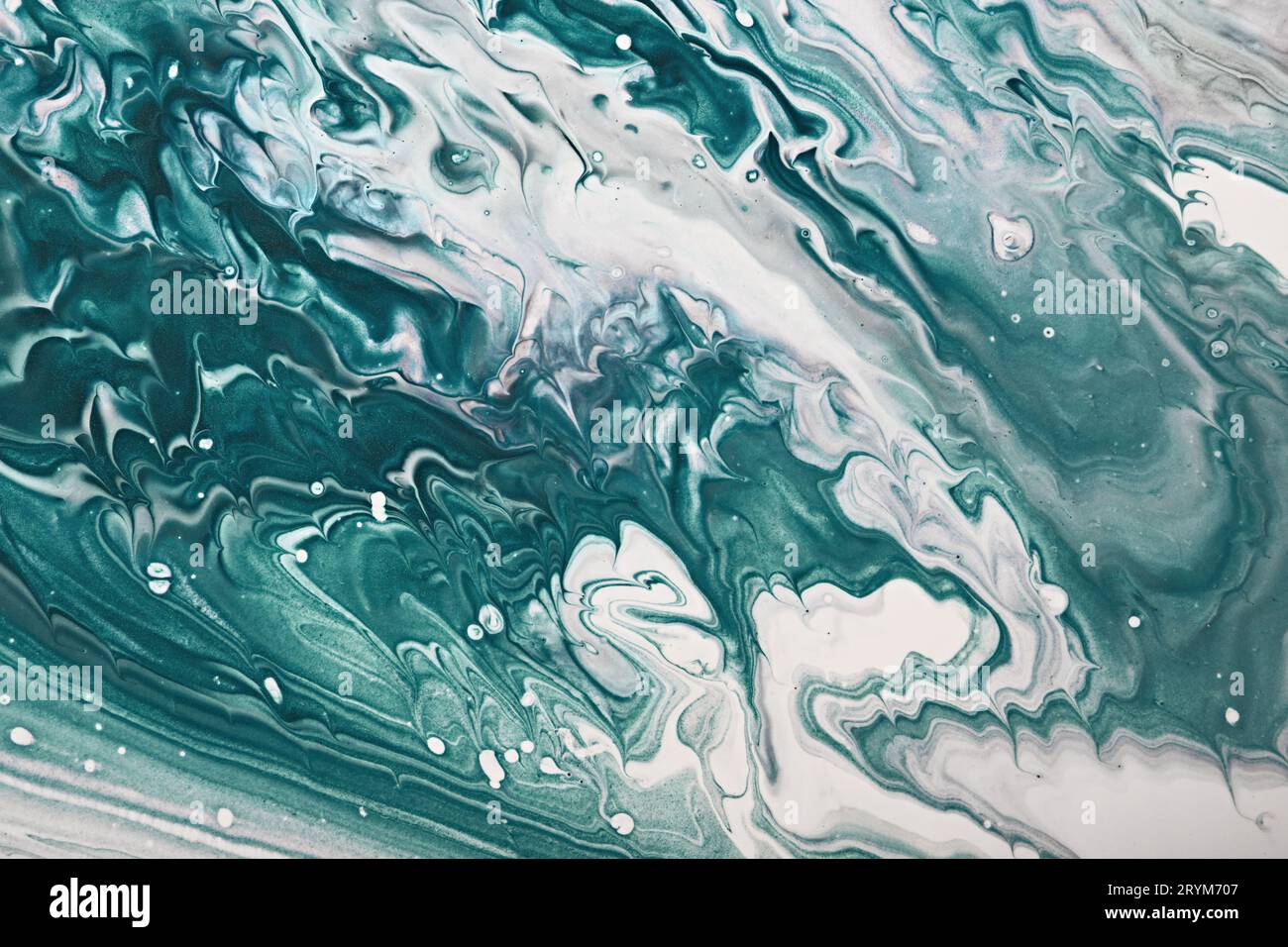 Fluide Art. Grüne abstrakte Wellenwirbel. Hintergrund oder Textur mit Marmoreffekt Stockfoto