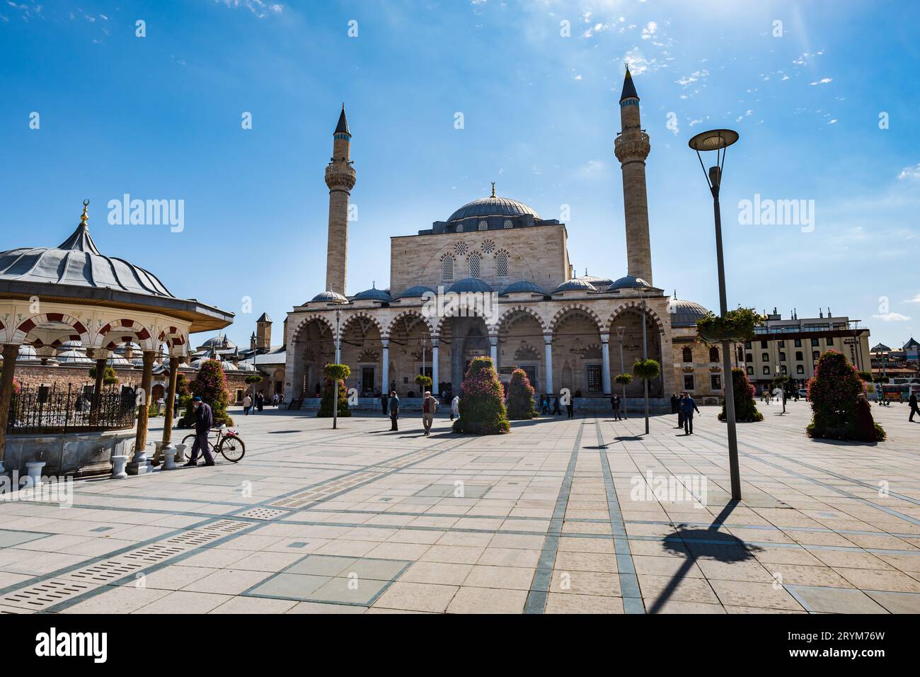 Konya, Türkei - 09.24.2021: Stadtplatz Konya mit Selimiye-Moschee. Konya ist ein Wallfahrtsort für Sufis, das sich auf das Grab des Mevlana-Ordens Rumi konzentriert. Hochwertige Fotos Stockfoto
