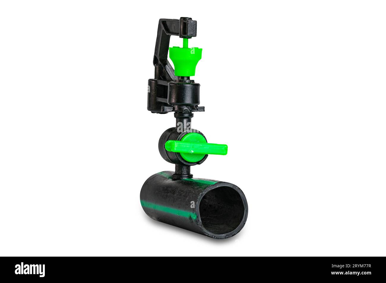 Kleiner schwarzer und grüner Plastik-Wasser-Sprinkler, montiert an altem, schmutzigem Rohr. Stockfoto