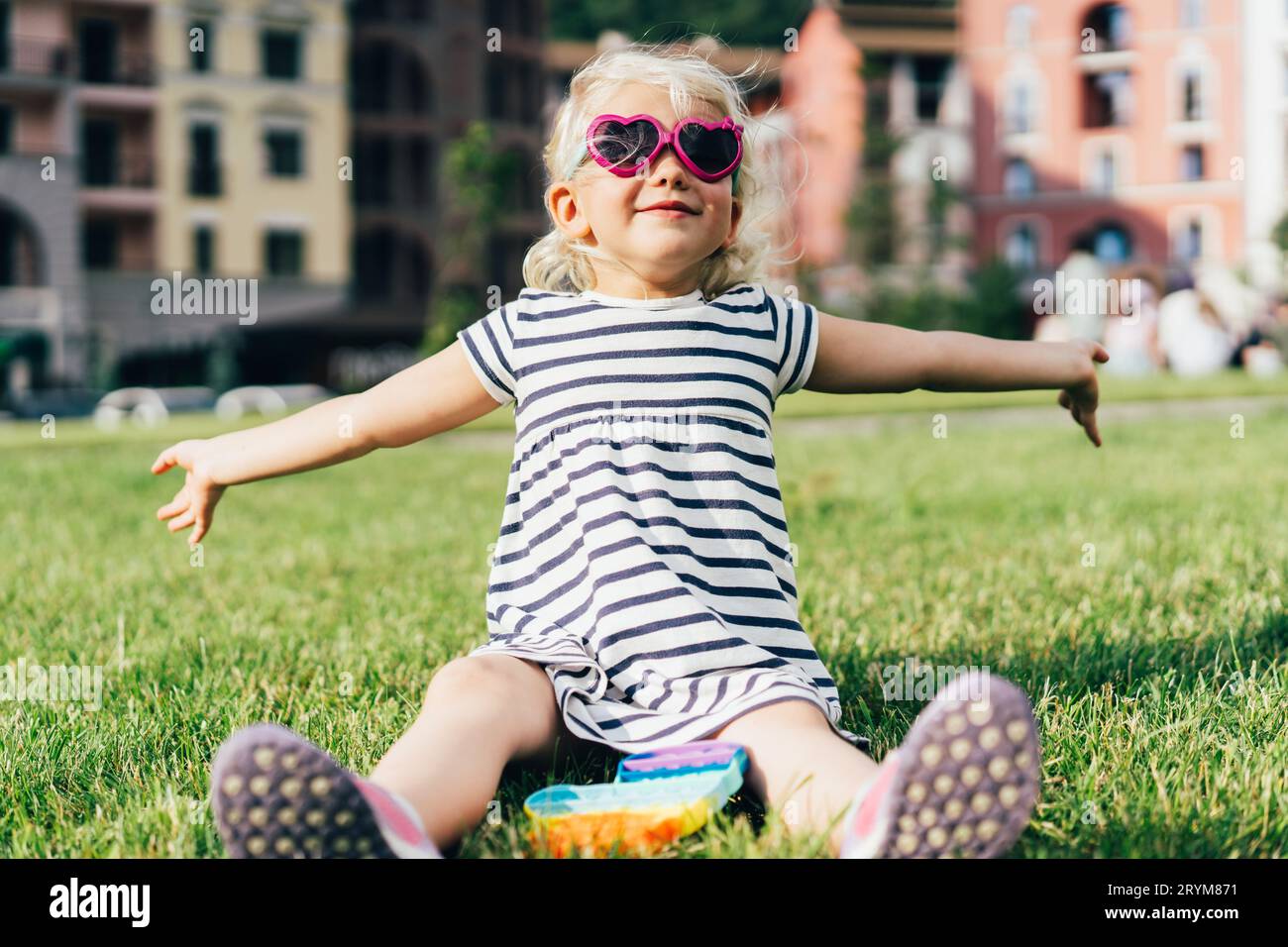Lustiges kind mit sonnenbrille -Fotos und -Bildmaterial in hoher