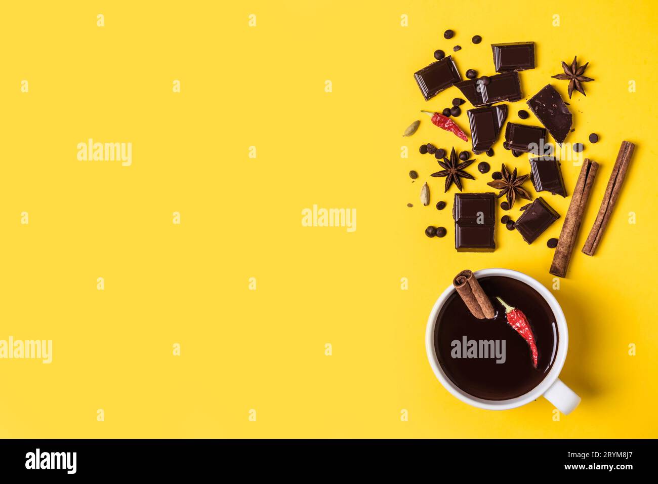 Heiße schokolade Tasse mit heißem Pfeffer und Zimt. Die Erwärmung im Winter oder Herbst trinken Konzept. Stockfoto