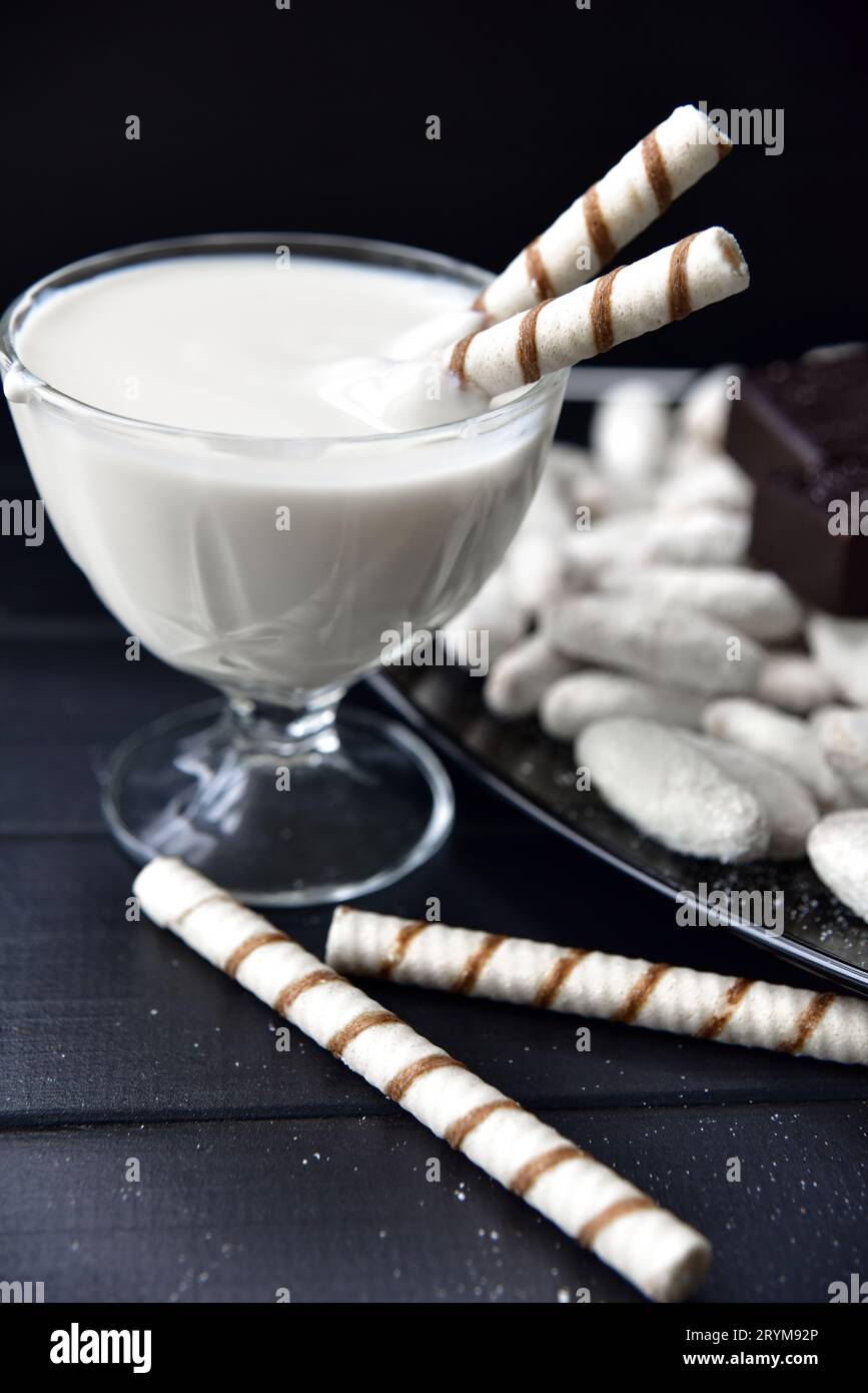 Süßigkeiten, Strohhalme in der Creme, Kekse und Süßigkeiten auf dem Tisch Stockfoto