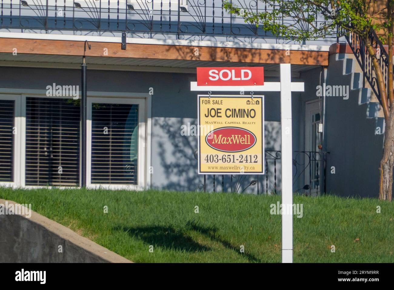 Calgary, Alberta, Kanada. Mai 2023. Ein echter Staat Maxwell verkaufte Eigentum zum Verkauf. Konzept: Calgary hoher Eigenschaftswert. Stockfoto