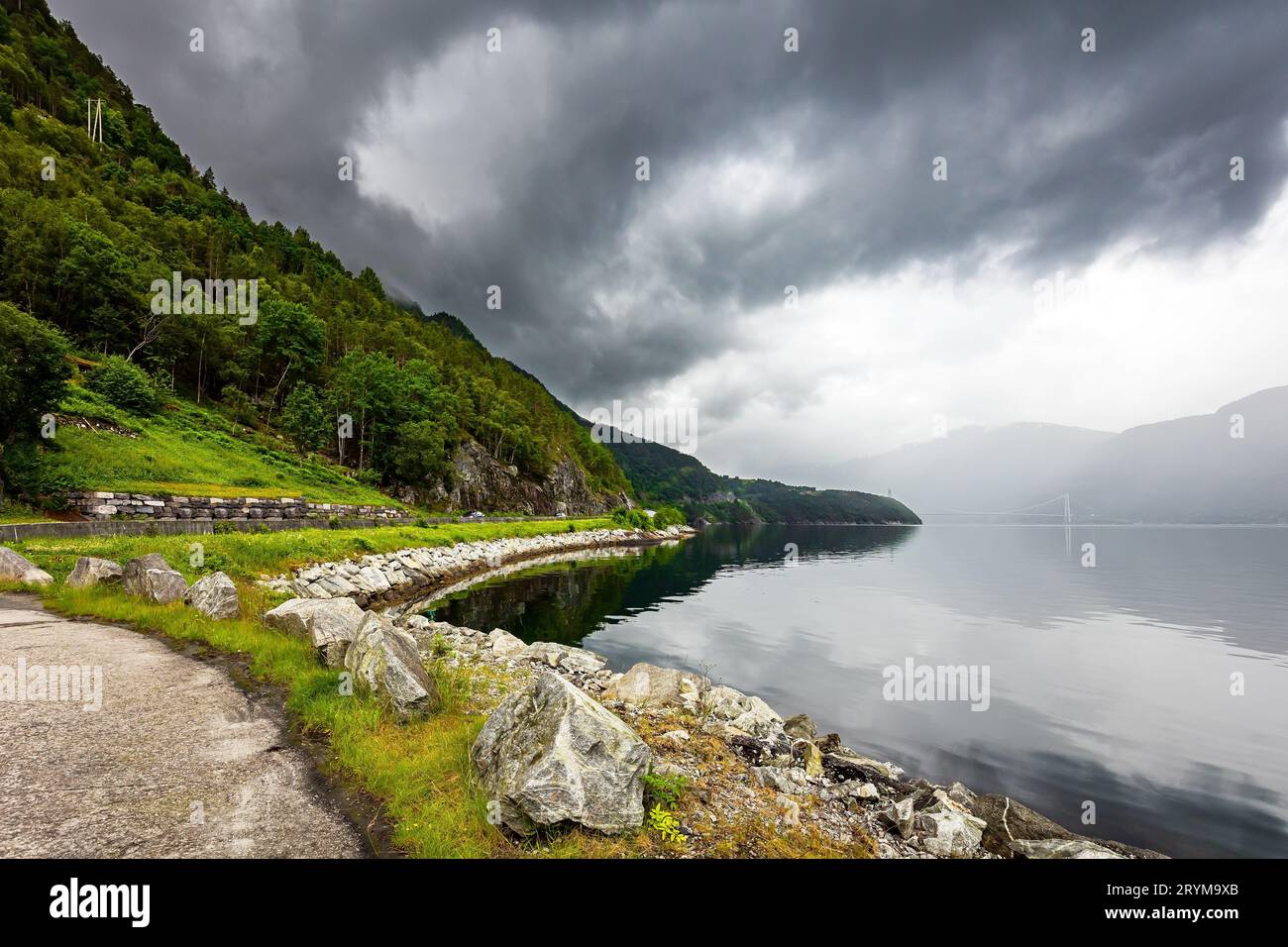 Die Wolken spiegeln sich im Wasser Stockfoto