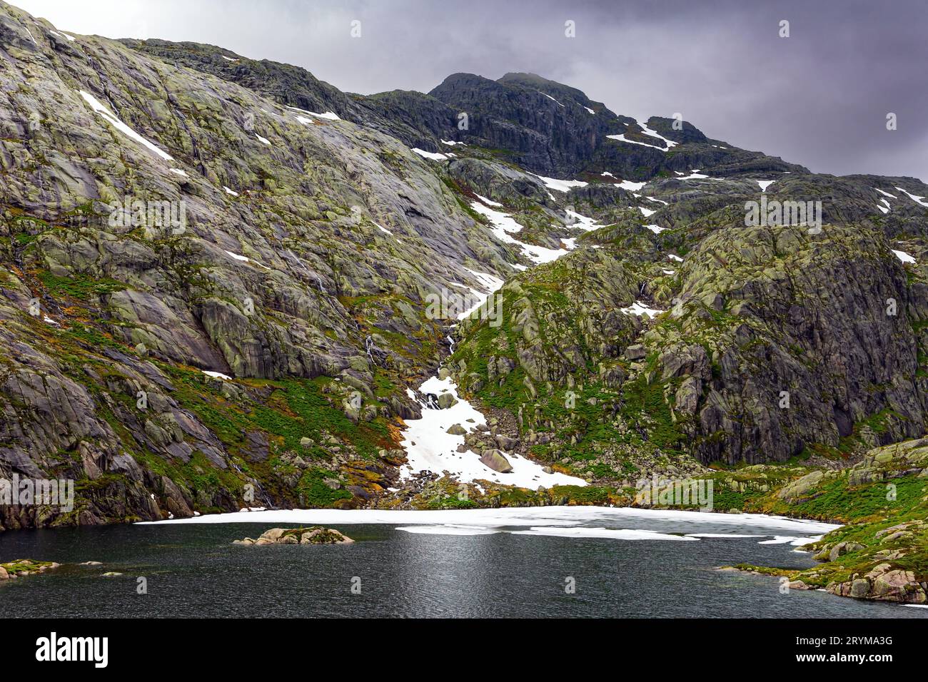 Graue Wolken bedecken den Himmel. Stockfoto