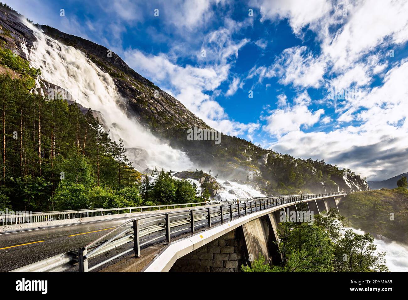 Die Brücke ist mit Geländern umzäunt. Stockfoto