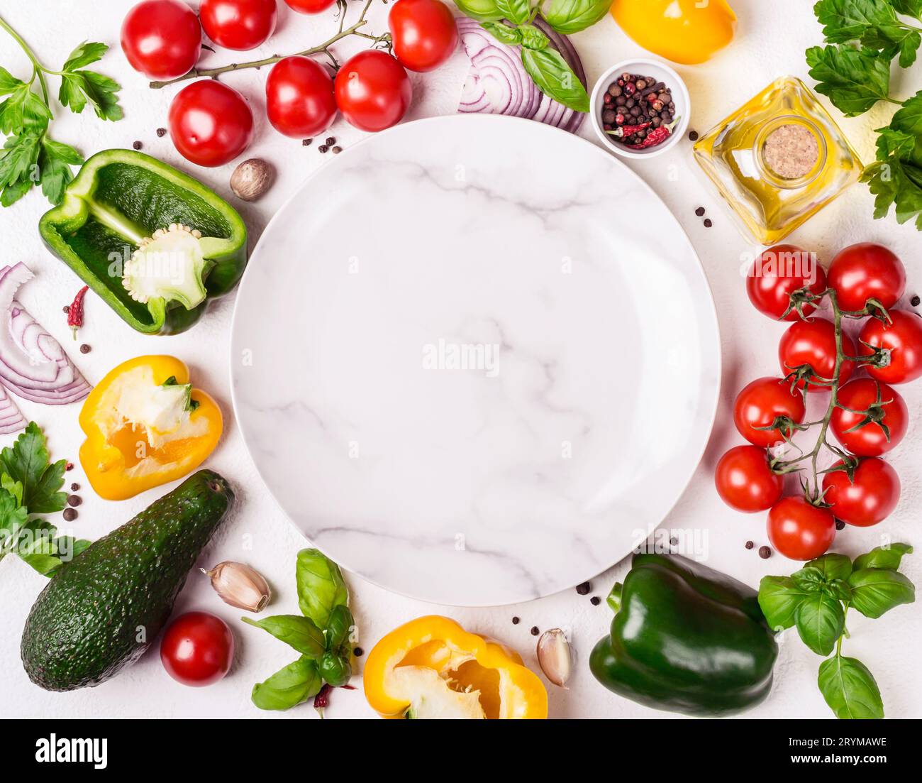 Frisches Bio-Gemüse umrahmt einen leeren Teller. Gesunde Ernährung oder Diät Konzept Stockfoto