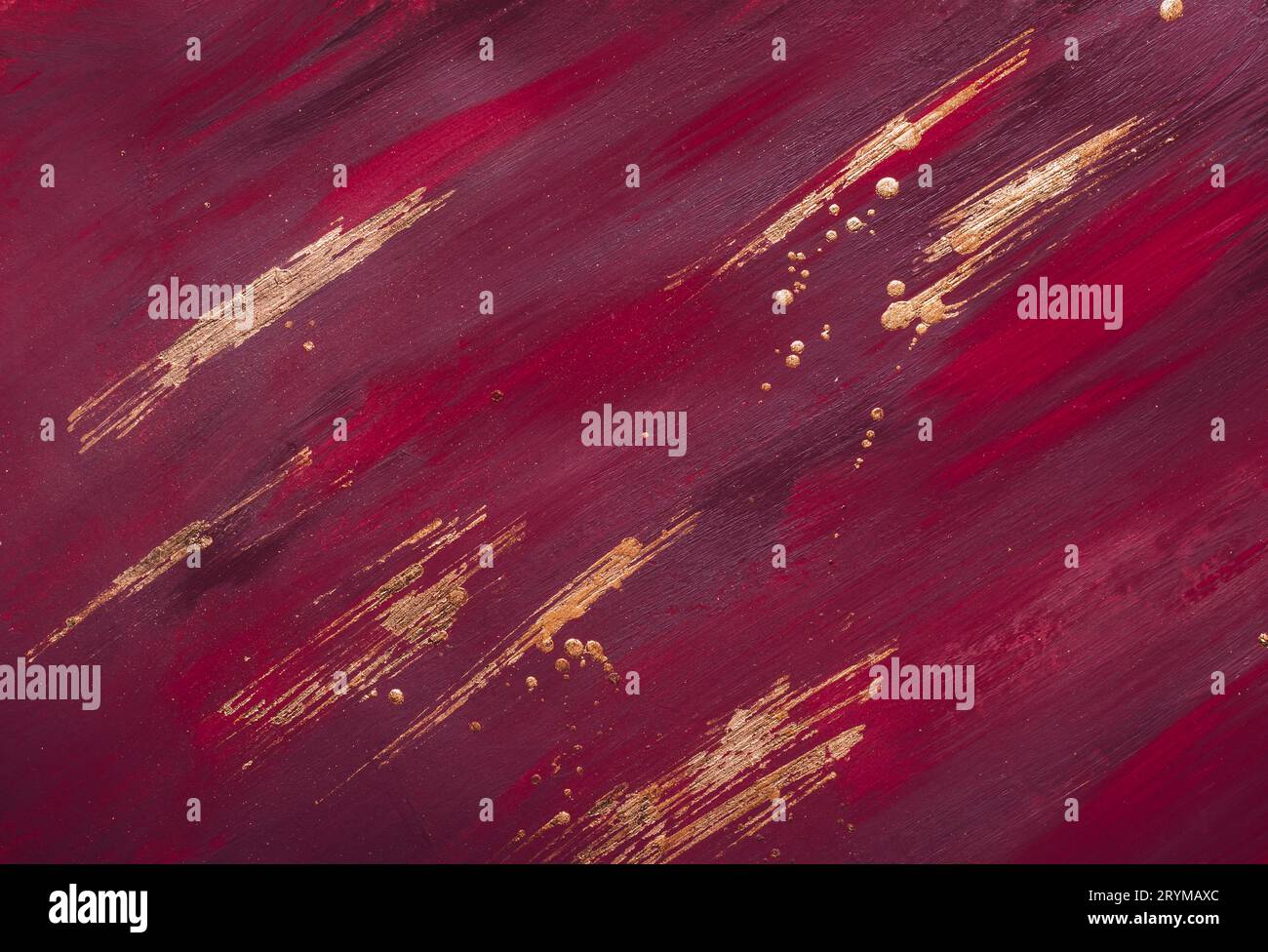 Einfarbiger roter Marmorhintergrund mit goldenen Pinselstrichen und Tropfen. Platz für Ihr Design Stockfoto