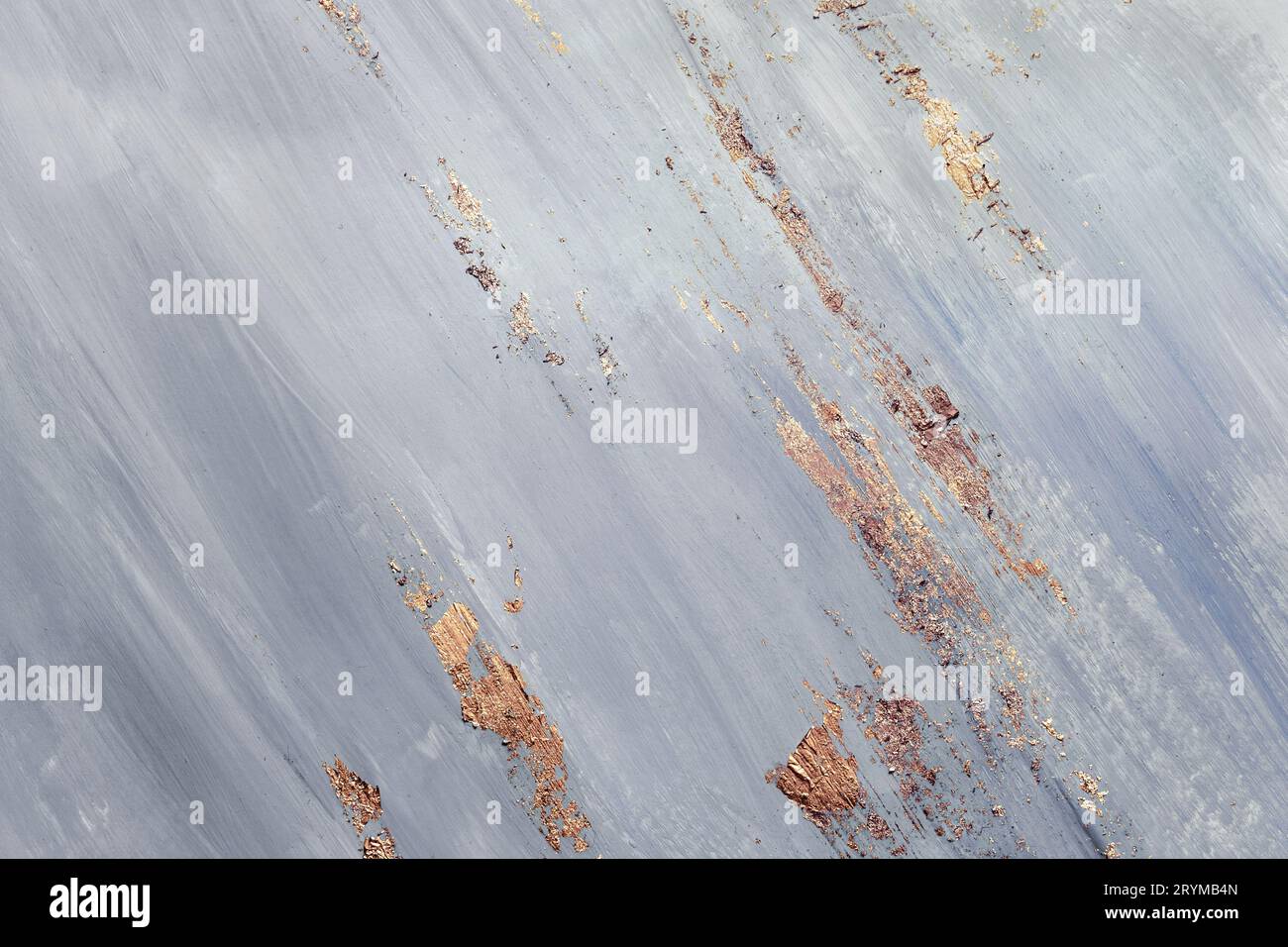 Einfarbiger grauer Marmorhintergrund mit goldenen Pinselstrichen. Platz für Ihr Design Stockfoto