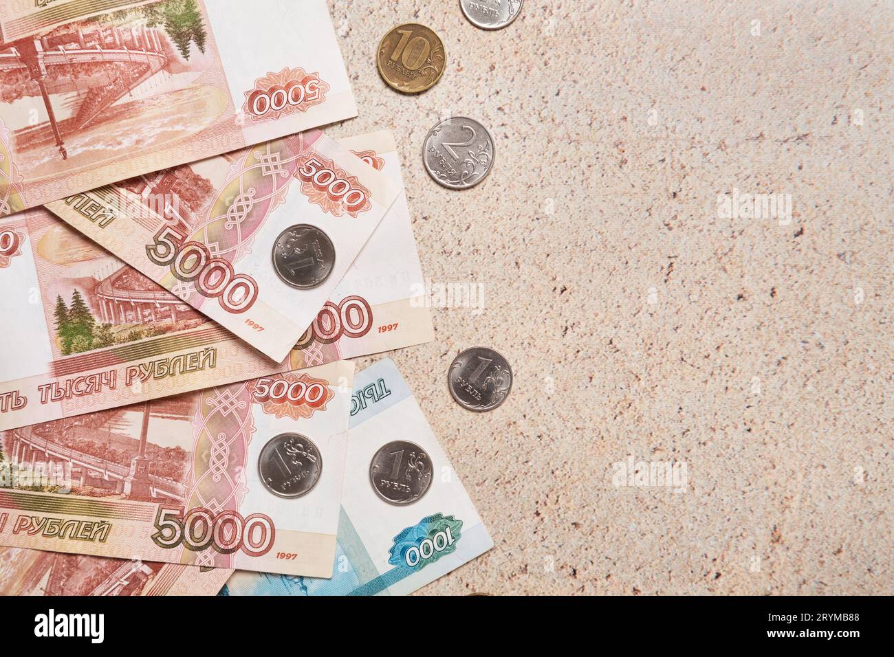 Russische Rubel Banknoten und Münzen Hintergrund. Zahlung in Rubel Konzept. Finanzkrise, Abwertung oder Stärkung des Rubels Stockfoto