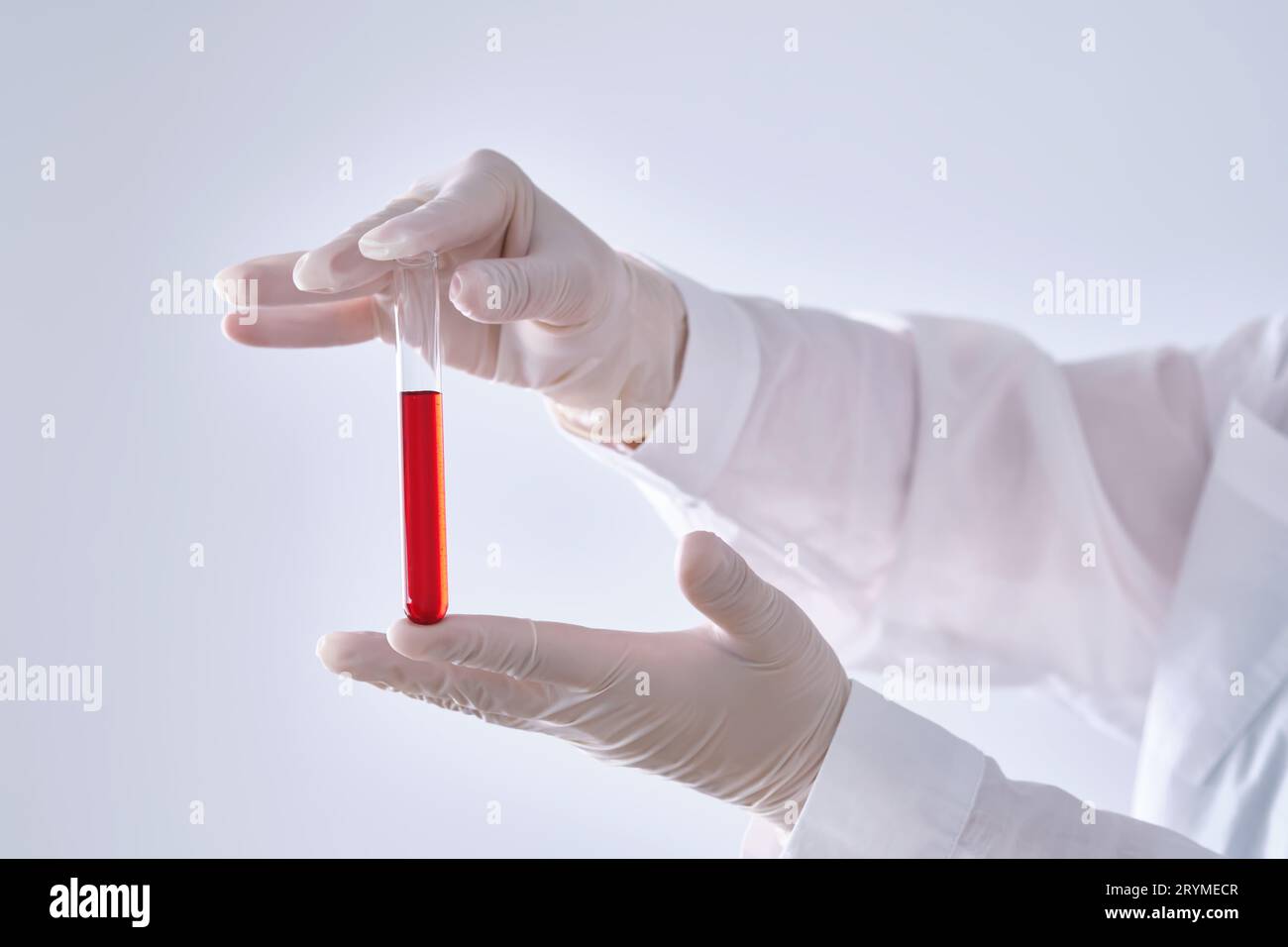 Reagenzglas mit Blut in der Hand. Stockfoto