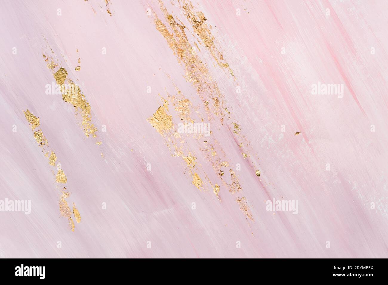 Zarter Marmorhintergrund mit goldenen Pinselstrichen. Platz für Ihr Design Stockfoto