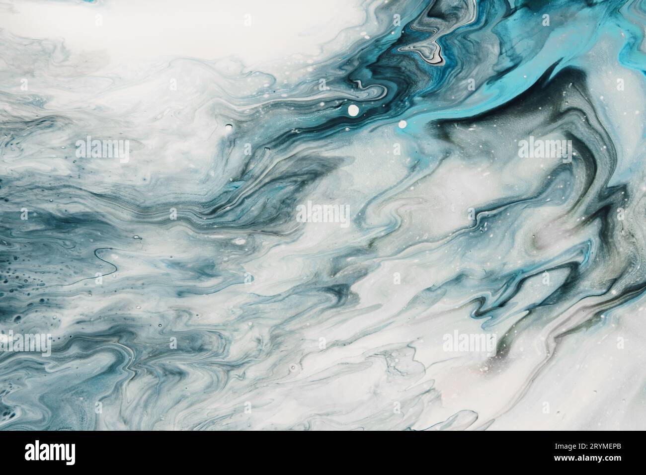 Fluide Art. Flüssige transparente weiße und blaue abstrakte Farbe tropft und welkt. Hintergrund oder Textur mit Marmoreffekt Stockfoto