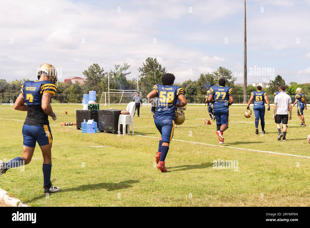 Camacari, Bahia, Brasilien - 30. September 2023: American Football-Spieler des Cavalaria 2 de Julho-Teams treten für das Spiel in der Stadt auf Stockfoto