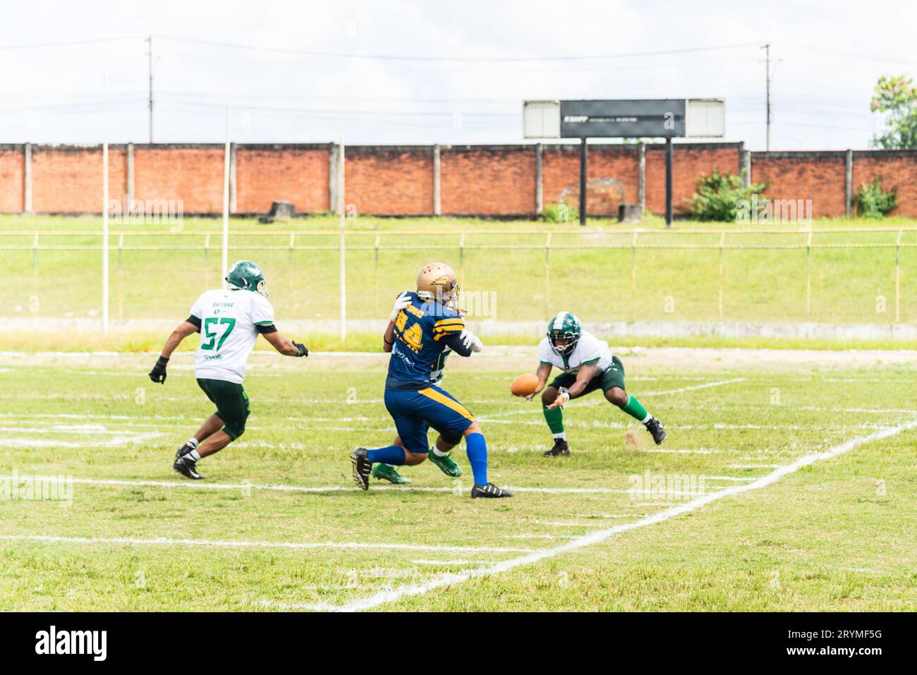 Camacari, Bahia, Brasilien - 30. September 2023: Amerikanische Fußballspieler im Armando Oliveira Stadion in Camacari, Bahia. Stockfoto