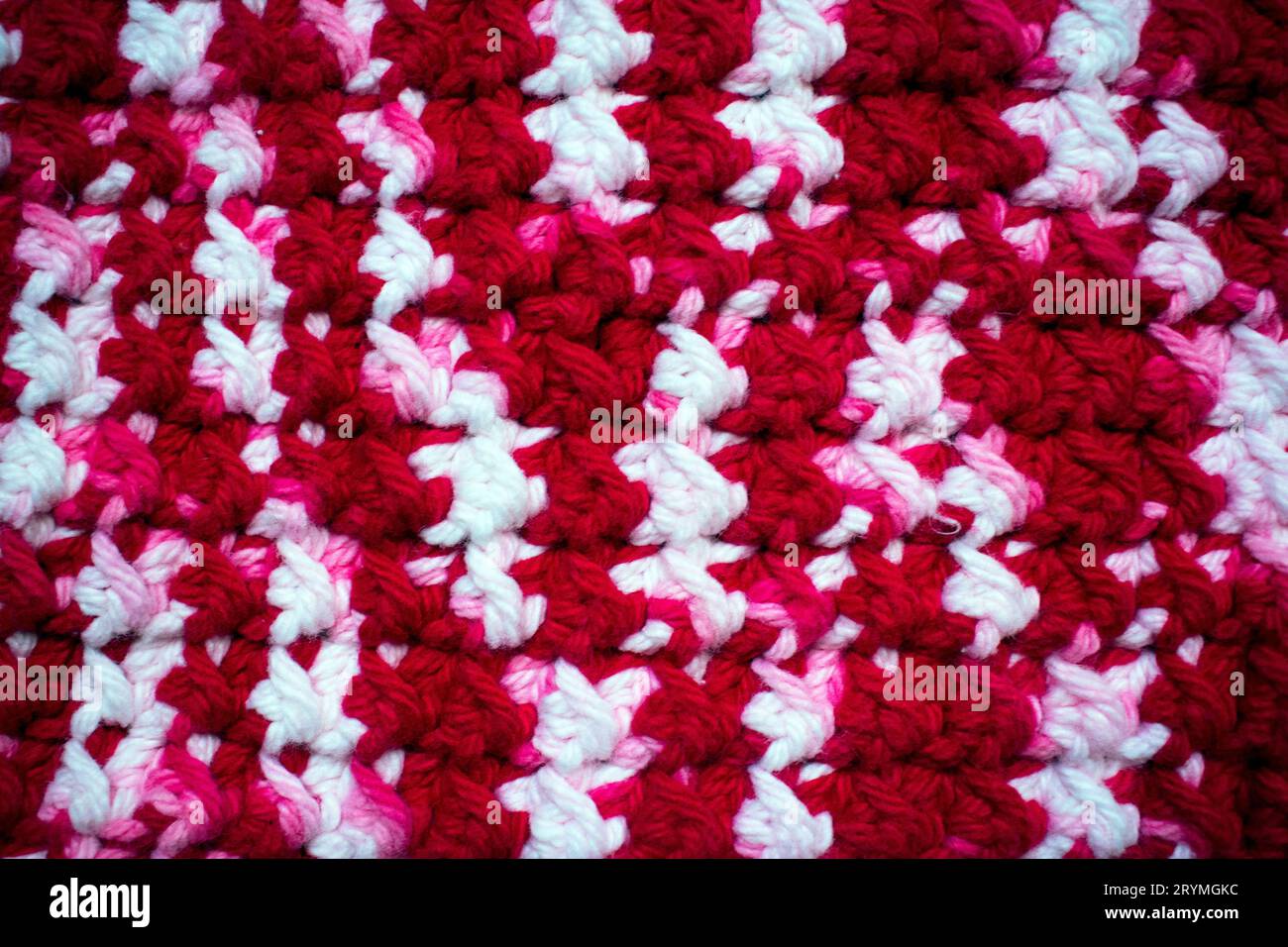 Nahaufnahme eines Häkeltuchs aus rot-weißem Garn Stockfoto