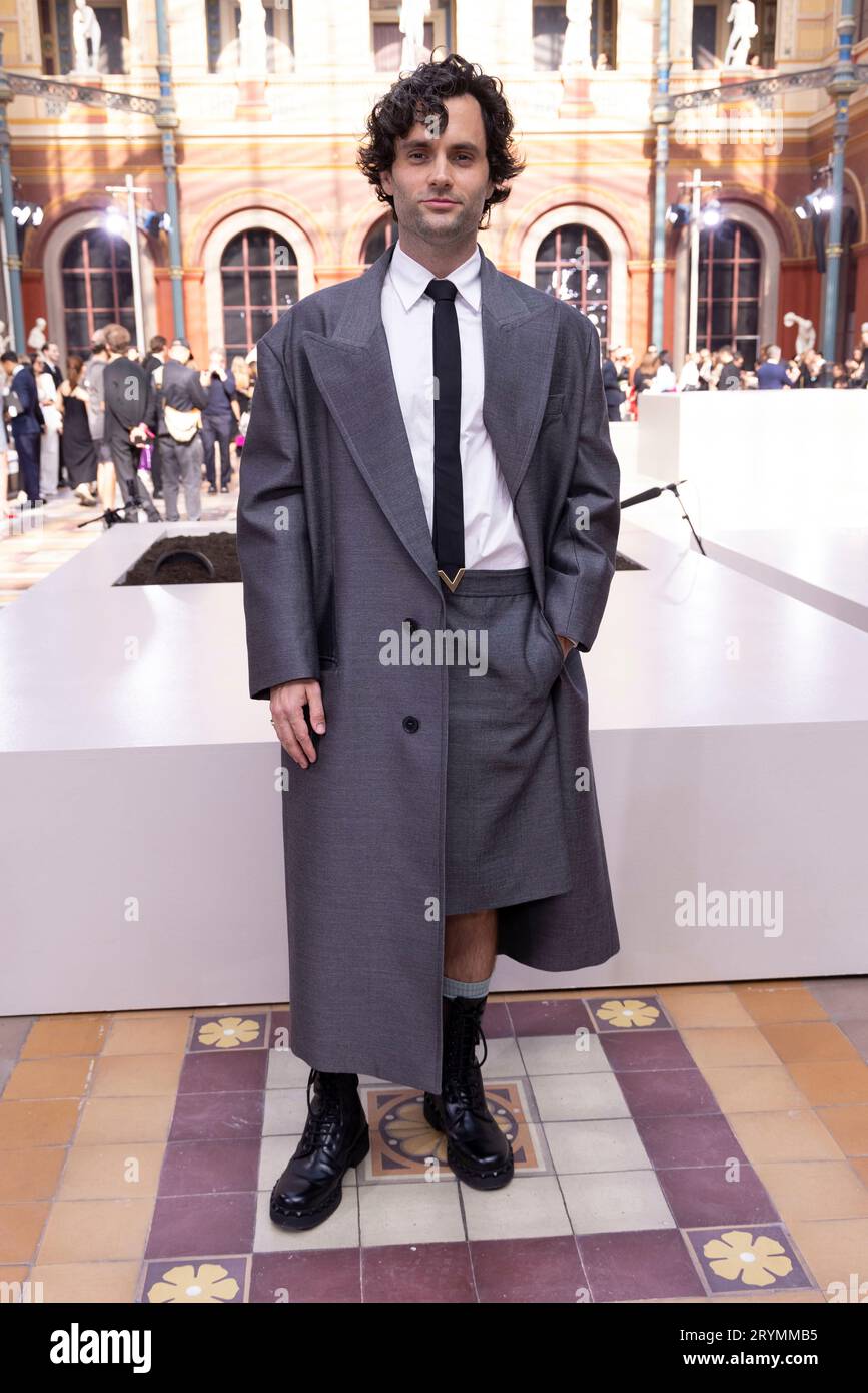 Paris, Frankreich. Oktober 2023. Penn Badgley besucht VALENTINO Frühjahr/Sommer 2024 Laufsteg während Paris Fashion Week - Paris; Frankreich 01/10/2023 Credit: dpa/Alamy Live News Stockfoto