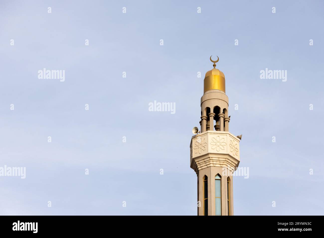 Minarett der Moschee vor blauem Himmel in Abu Dhabi, VAE mit dem Kopierraum auf der linken Seite Stockfoto