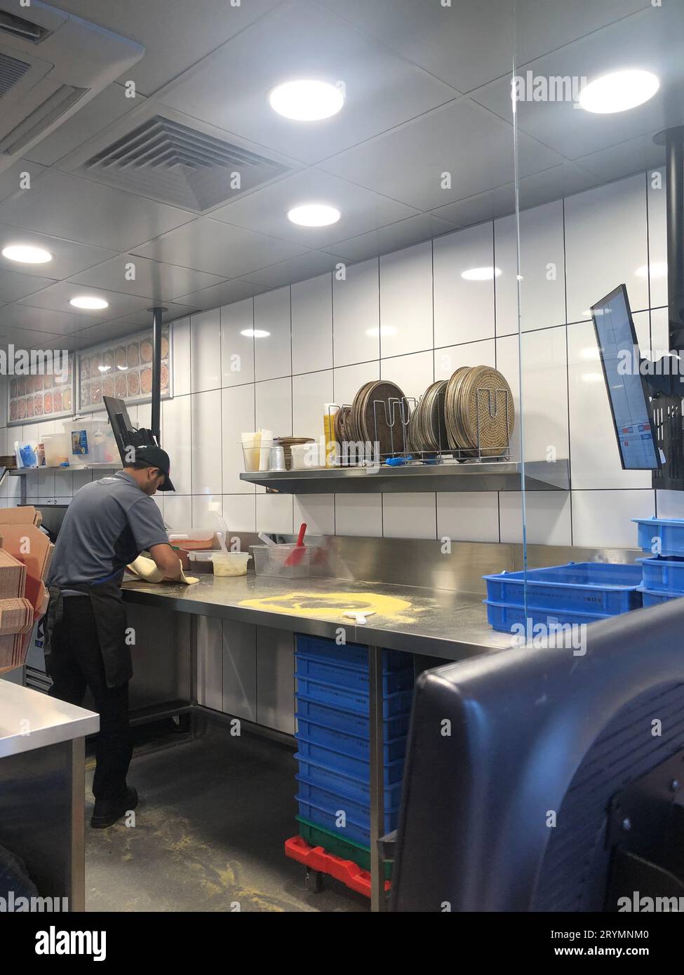 England, London, Wembley, Preston Road, Domino's Pizza, frische Pizza, die im Expressversand zubereitet wird, vor Ort, einschließlich vegetarischer Optionen und Snacks in Größe. Stockfoto