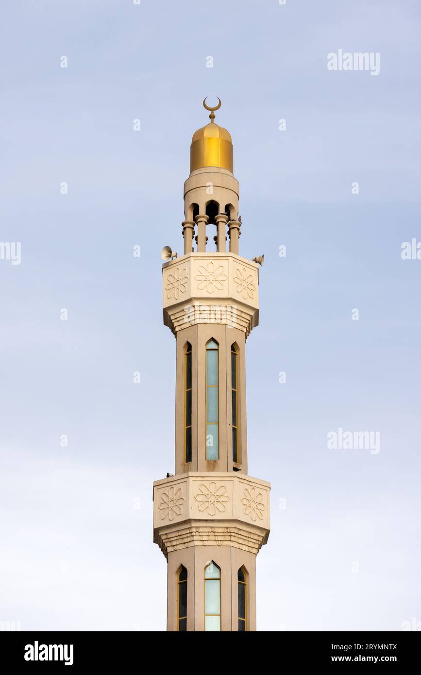 Minarett der Moschee vor blauem Himmel in Abu Dhabi, VAE Stockfoto