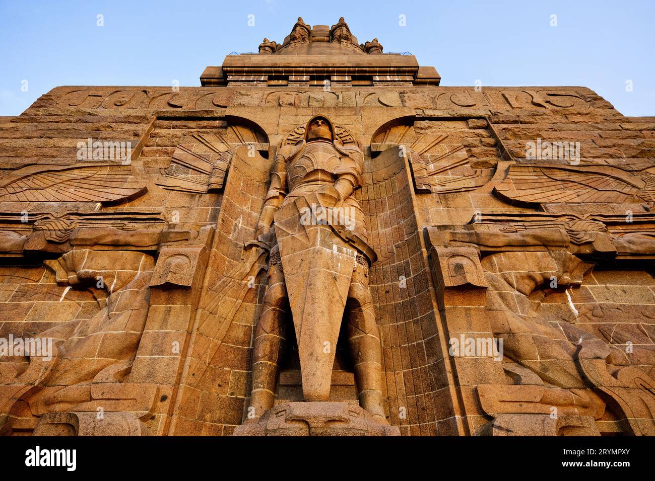 Erzengel Michael am Eingang zum Völkerschlachtdenkmal, Leipzig Stockfoto