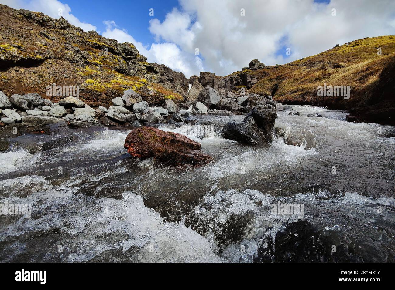 Schnell fließender Fluss am RaudhÃ³ll-Krater, Snaefellsjokull-Nationalpark, Snaefellsnes, Island, Europa Stockfoto