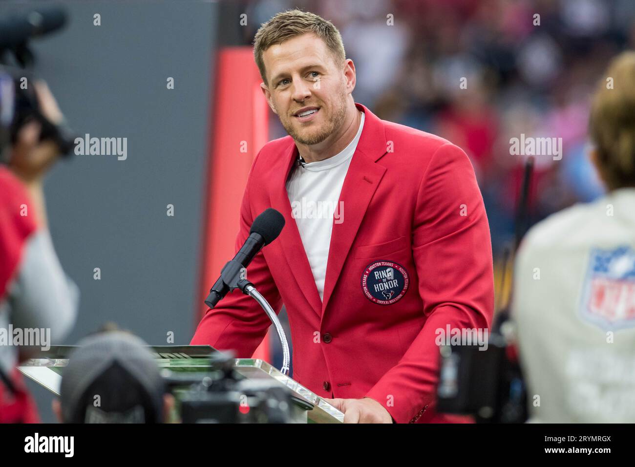 1. Oktober 2023: Der ehemalige Houston Texans-Spieler J.J. Watt spricht mit der Menge, während er während eines Spiels zwischen den Pittsburgh Steelers und den Houston Texans in Houston, TX, in den Houston Texans Ring of Honor aufgenommen wurde. Trask Smith/CSM Stockfoto