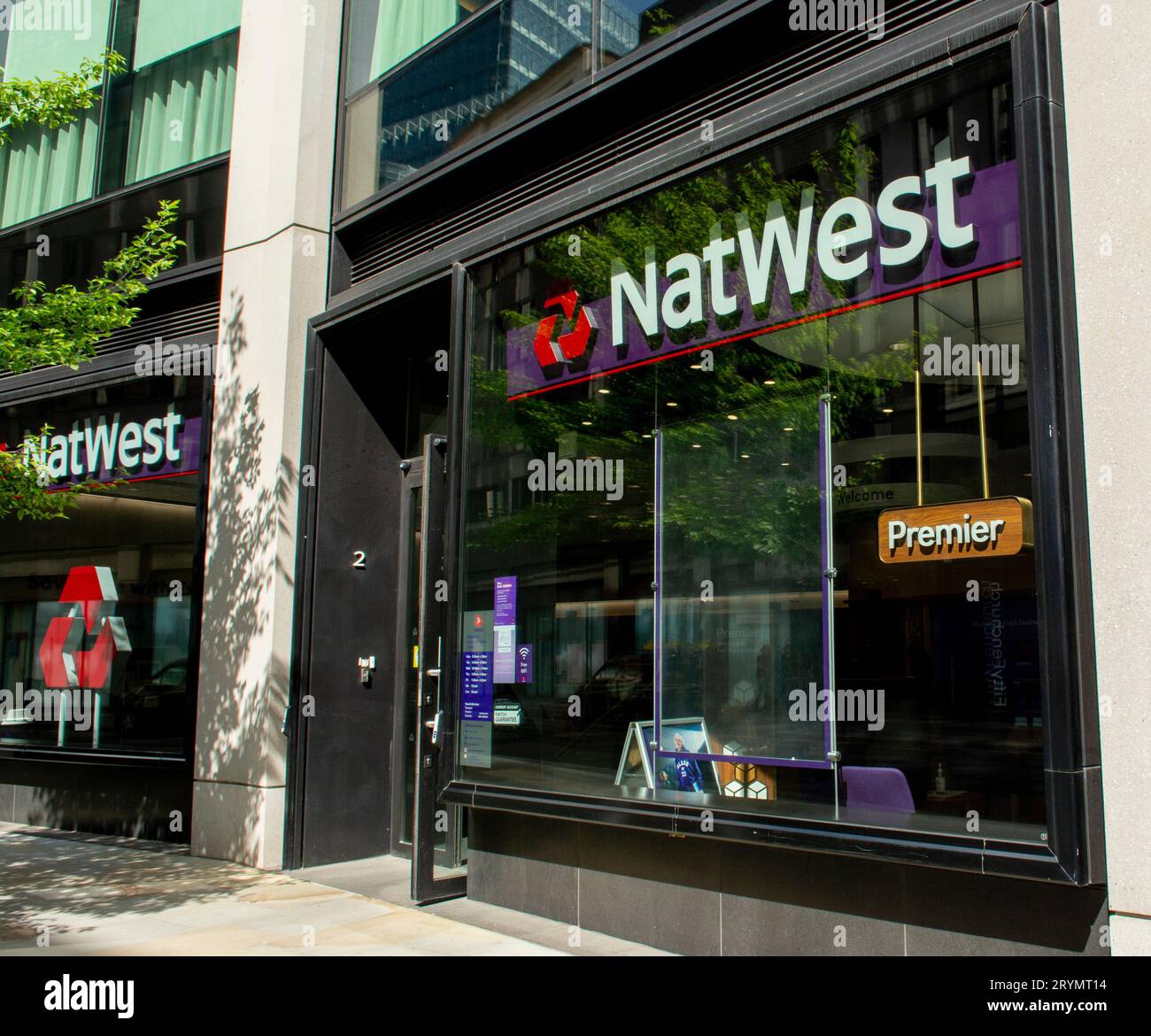 London, UK - 10. Mai 2023 : National Westminster Bank oder NatWest. Eine große Privat- und Geschäftsbank im Vereinigten Königreich Stockfoto