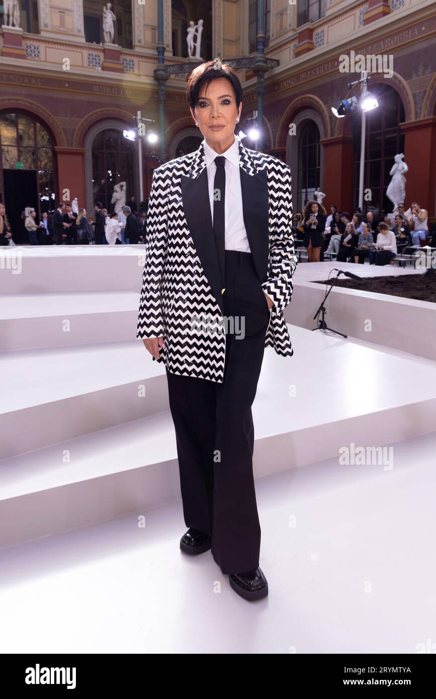 Paris, Frankreich. Oktober 2023. Kris Jenner besucht VALENTINO Frühjahr/Sommer 2024 Laufsteg während Paris Fashion Week - Paris; Frankreich 01/10/2023 Credit: dpa/Alamy Live News Stockfoto