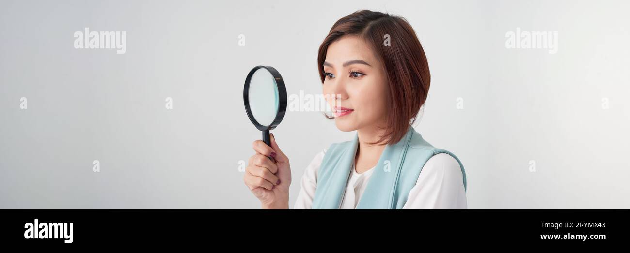 Banner einer Geschäftsfrau mit Lupe isoliert auf grauem Hintergrund. Stockfoto
