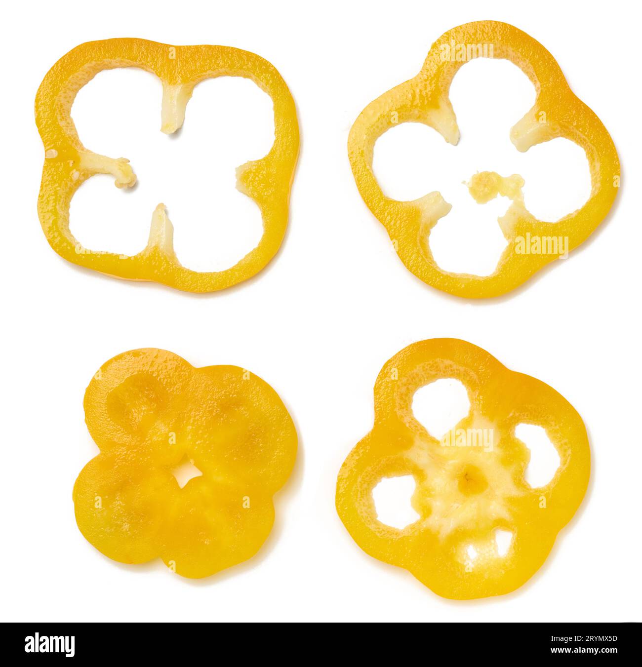 Einige Stücke gelber Paprika auf weißem isoliertem Hintergrund Stockfoto