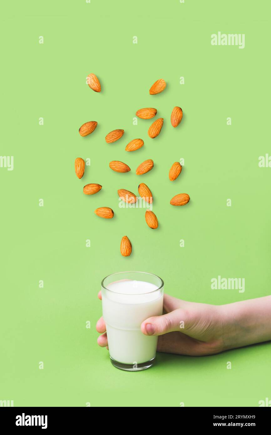 Die Kinderhand hält ein Glas Milch ohne Tagebuch. Gesundheit, Ernährung und Ernährungskonzept Stockfoto
