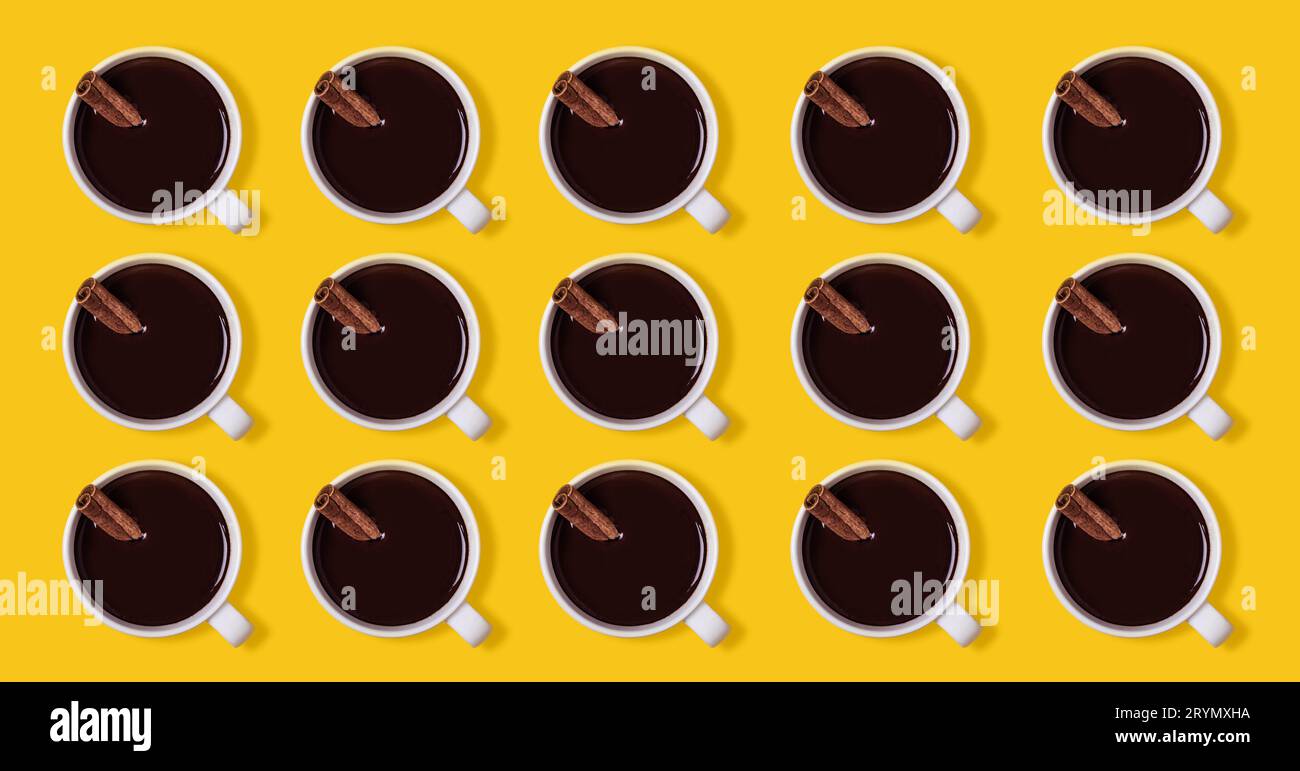 Muster heiße Schokoladentassen mit Zimt. Wärmendes Winter- oder Herbstgetränk-Konzept Stockfoto