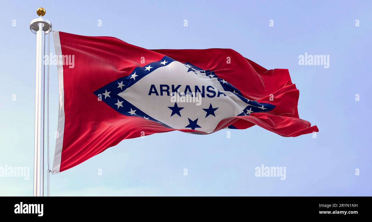 Die Flagge des Bundesstaates Arkansas winkt an einem klaren Tag im Wind Stockfoto