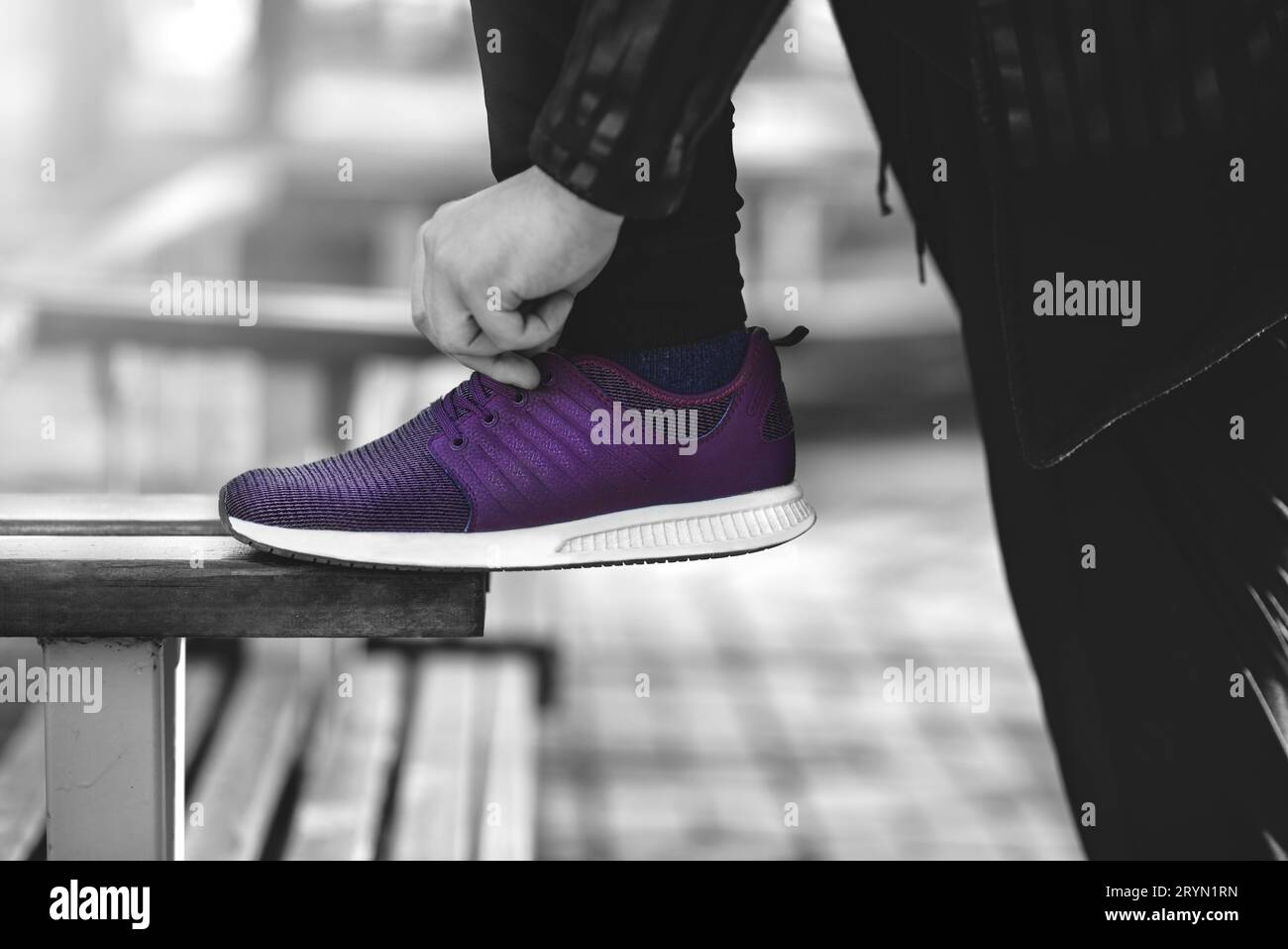 Nahaufnahme von Mann Sneakers auf der Straße Stockfoto