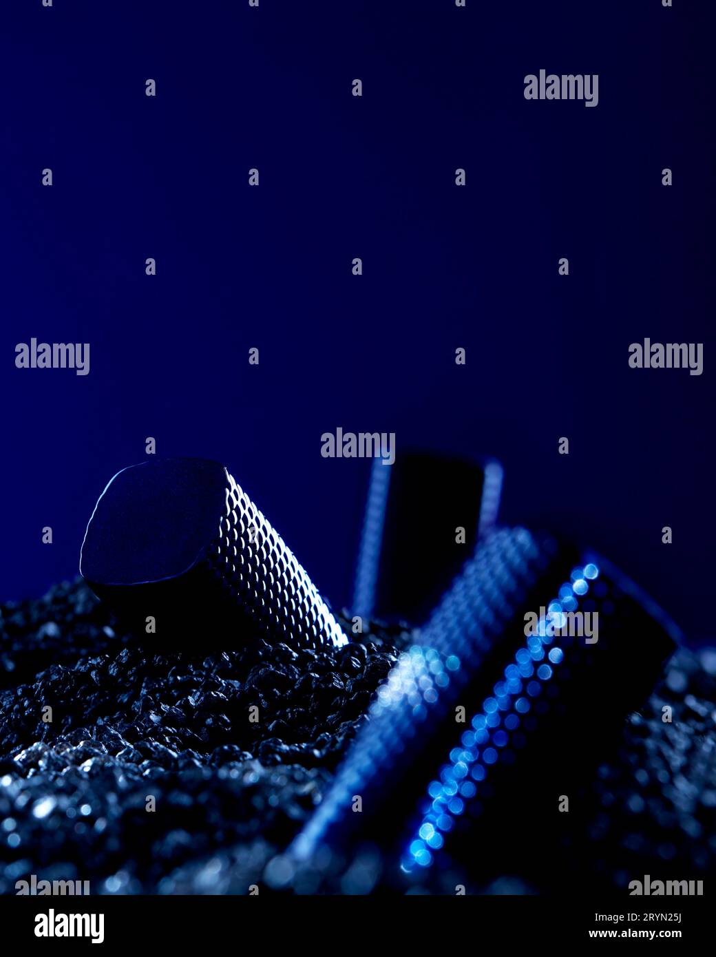 Strukturierte blaue Lippenstift-Hüllen auf blauem Hintergrund Stockfoto
